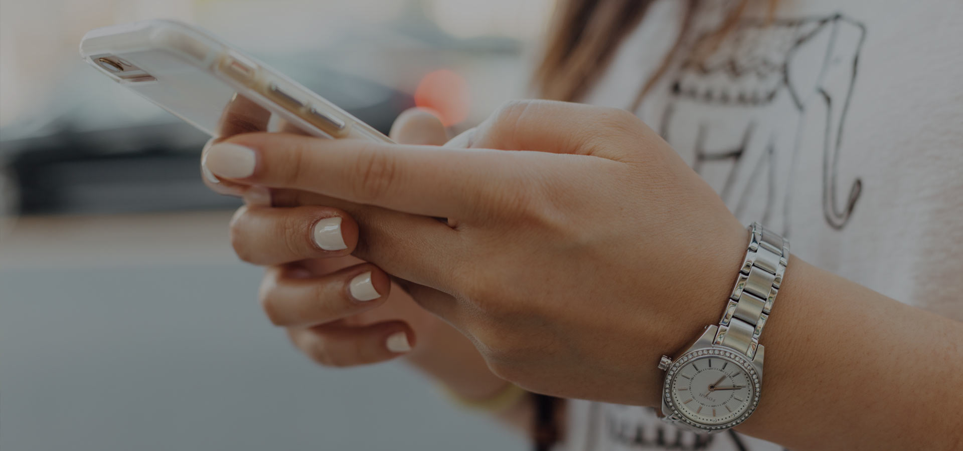 Homme avec téléphone Apple